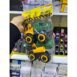 Paketinde iki adet araç ve söküp takmak için plastik oyuncak tornavidası mevcut